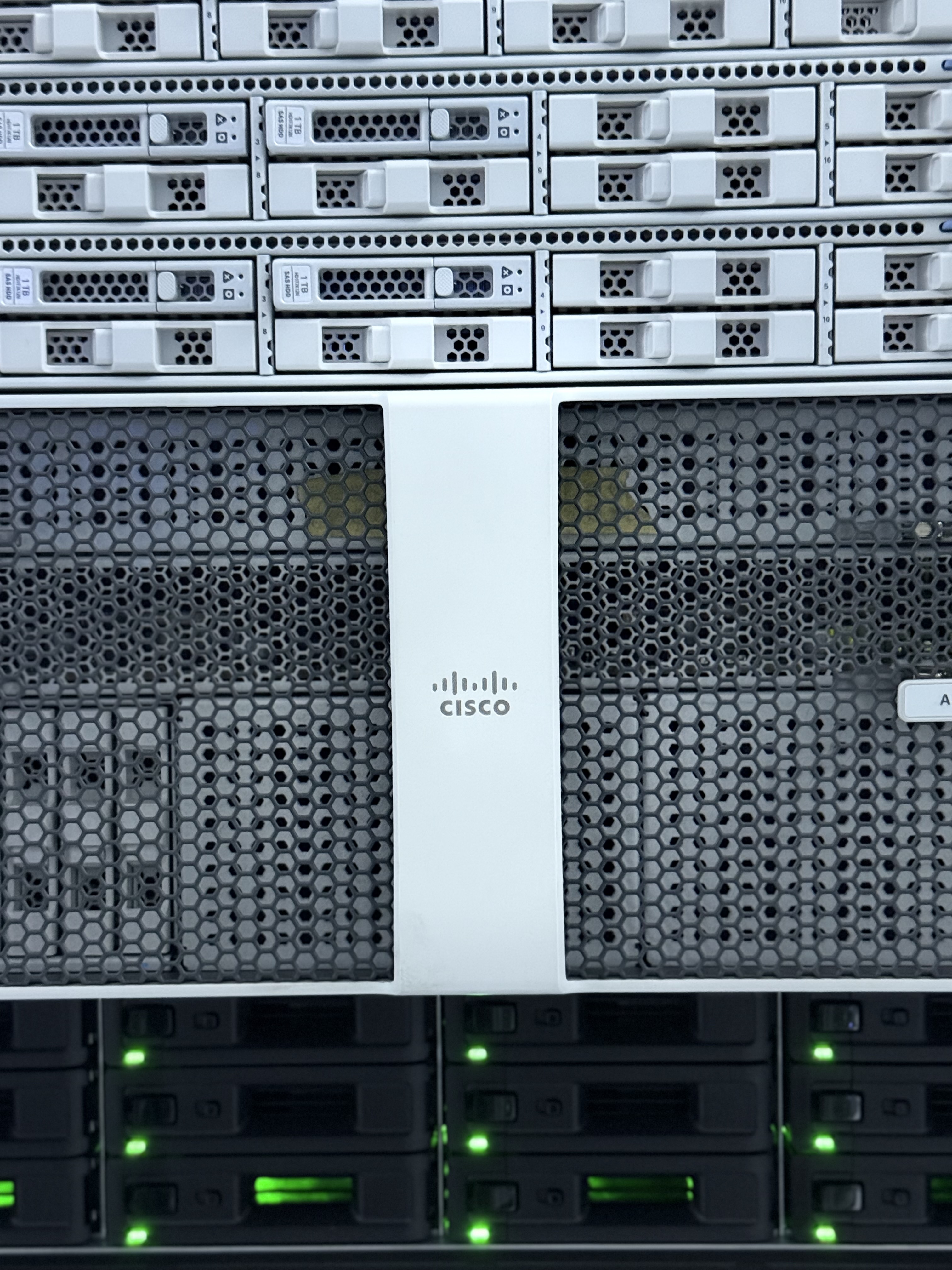 Sala de echipamente din Data Center-ul iNES, cu rackuri și traseele de cabluri