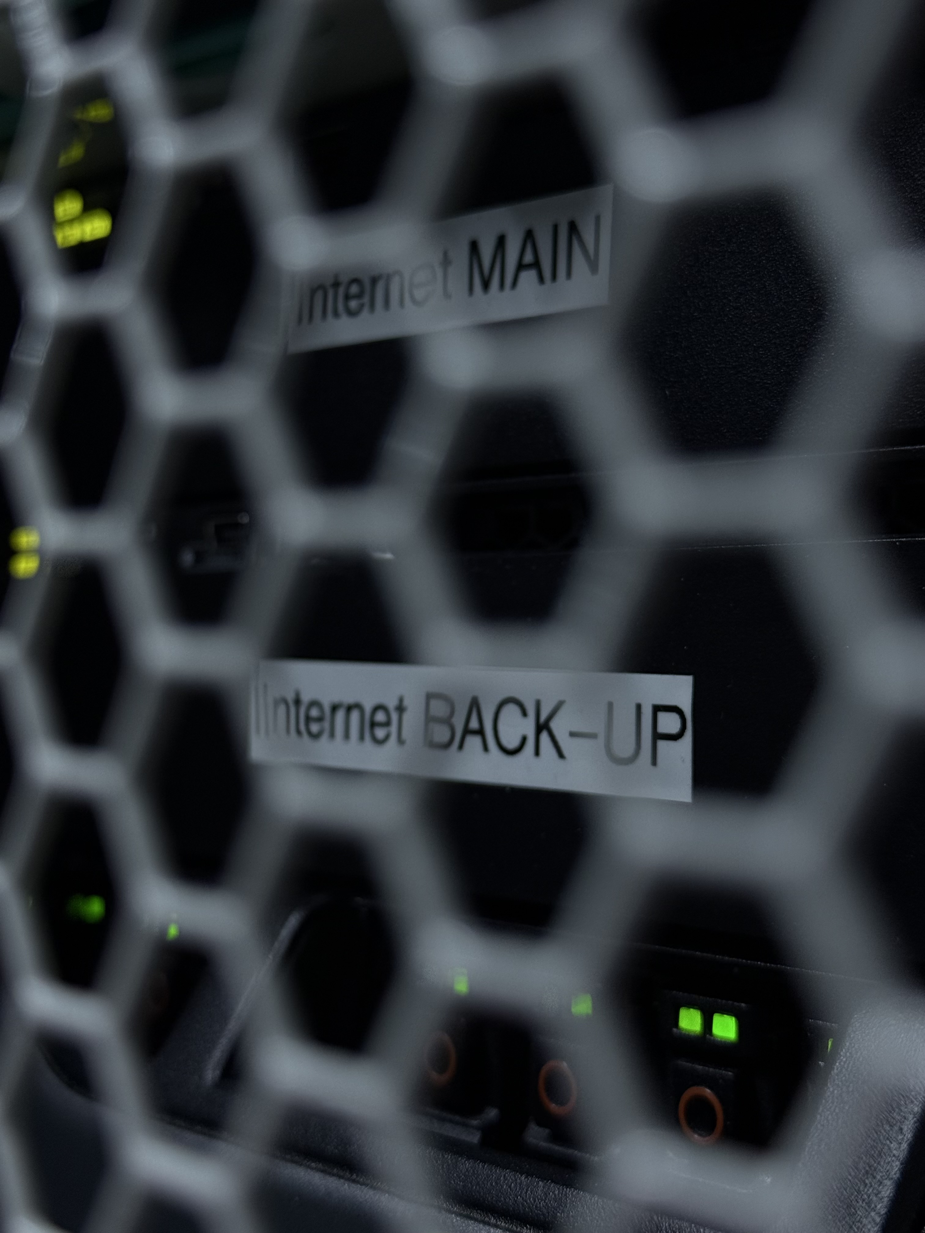 Sala de echipamente din Data Center-ul iNES, cu rackuri și traseele de cabluri